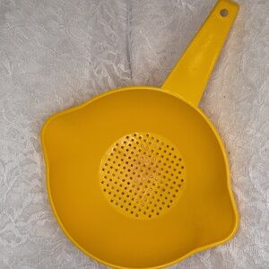 Tupperware: 1 Quart Yellow Colander Strainer with Handle